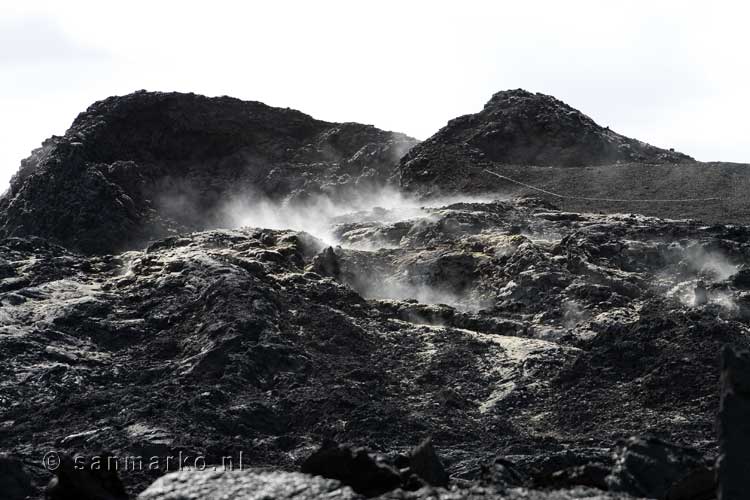 Stomende hete lava rotsen in Leirhnjúkur bij de Krafla in IJsland