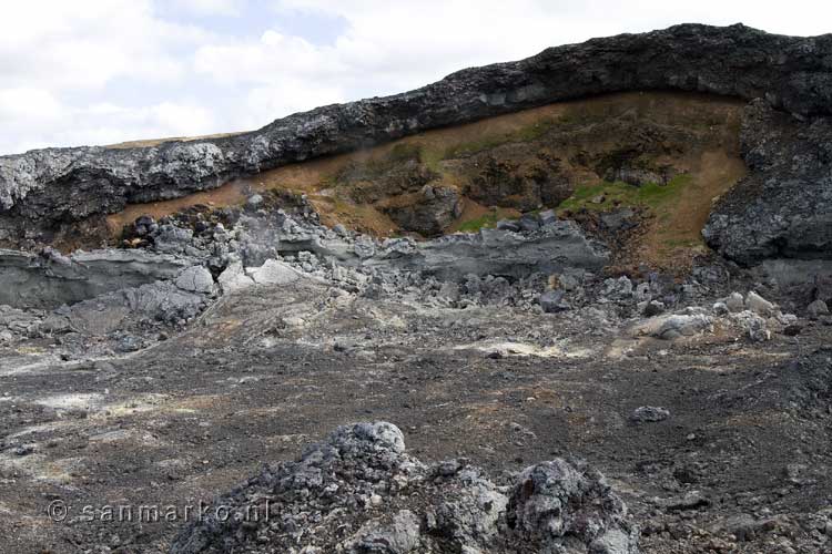 Lava bovenop de originele oppervlakte van Leirhnjúkur bij Reykjahlíð