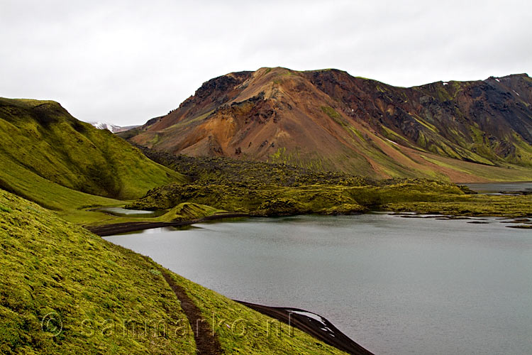 Vlakbij Landmannalaugar worden ryoliet bergen zichtbaar bij Frostastadavatn