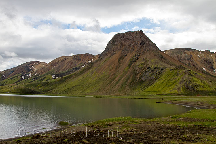 Bij het meer van Frostastadavatn het uitzicht over de bergen van Landmannalaugar