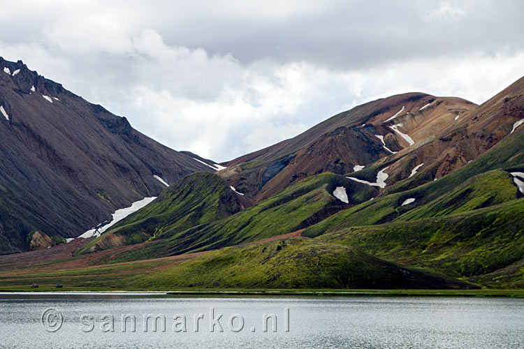 Uitzicht vanaf Frostastadavatn op de natuur van Landmannalaugar in IJsland