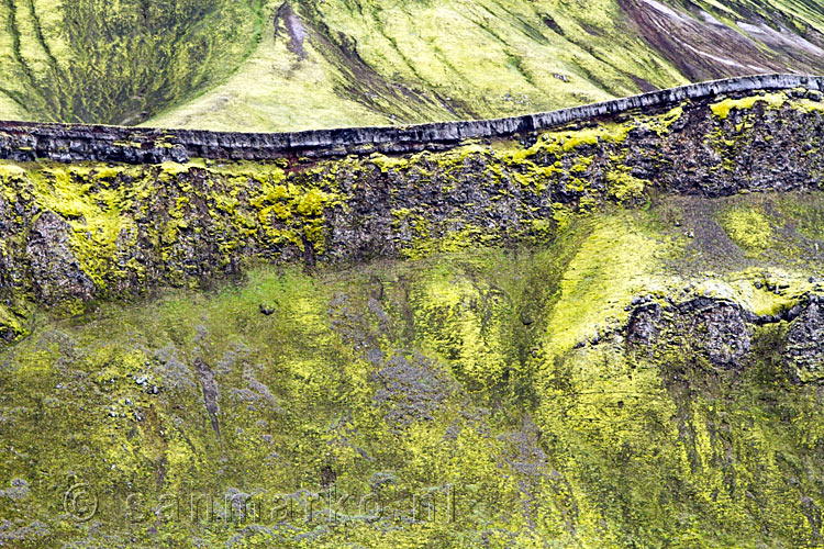 De lava lagen in de grond bij Landmannalaugar in IJsland