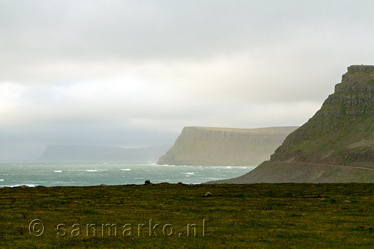 Aan de andere kant van de vuurtoren bij Látrabjarg is het uitzicht net zo spectaculair over de Westfjorden