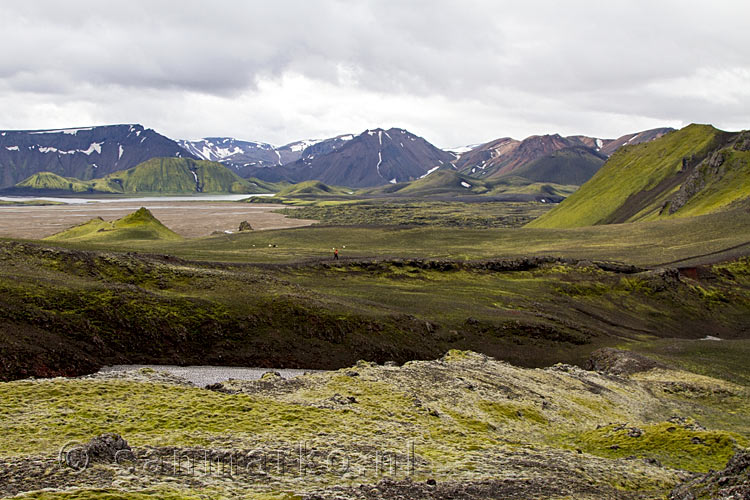 Vanaf het wandelpad naar Ljótipollur een mooi uitzicht over Landmannalaugar