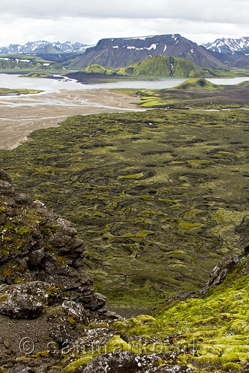 De oude lava stroom, de groene bergen gezien vanaf Nordurnamur