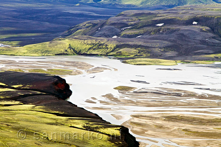 De uitgewaaide rivier in Landmannalaugar met een mooi uitzicht