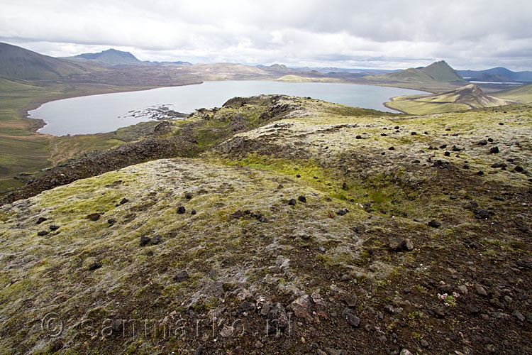 Vanaf een uitzichtpunt Frostastadavatn in Landmannalaugar in IJsland