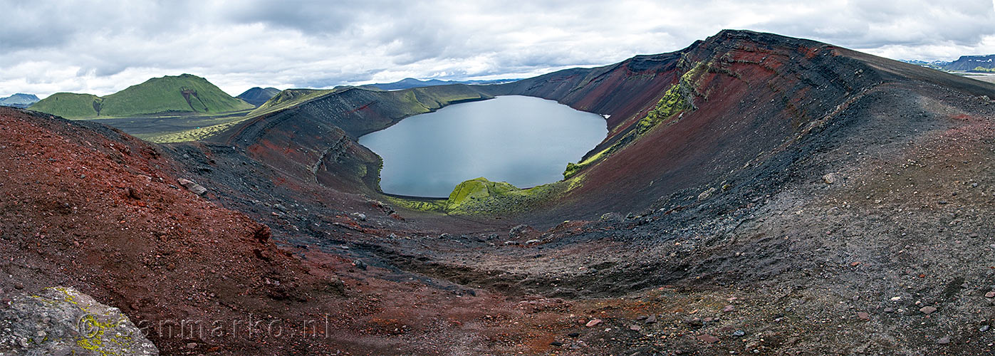 Panorama foto van de krater Ljótipollur in Landmannalaugar in IJsland