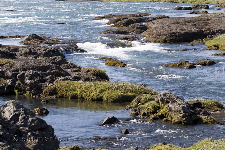 Klein stroompje bij schitterende Goðafoss in het noorden van IJsland