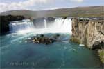 Uitzicht op de vollegide Goðafoss waterval bij Akureyri in IJsland