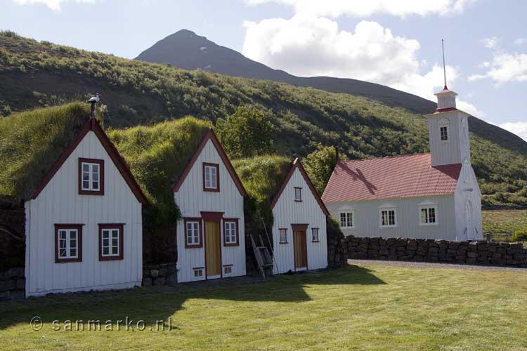 De met gras bedekte huisjes van het Laufás museum bij Akureyri