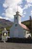 Midden in het dorp staat de kerk bij Laufás dichtbij Akureyri