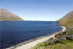 Vanaf een parkeerplaats het fjord Eyjafjörður bij Akureyri in IJsland