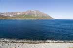 Uitzichti over het fjord Eyjafjörður en de bergen bij Akureyri in IJsland