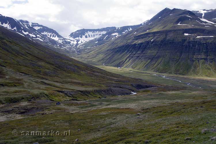 Uitzicht op de bergen van Tröllaskagi in het noorden van IJsland