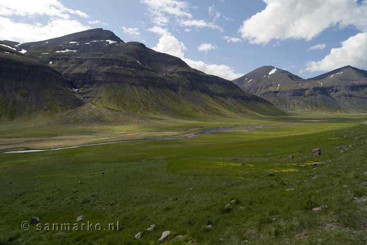 De bergen van het werkelijk schitterende Tröllaskagi in het noorden van IJsland