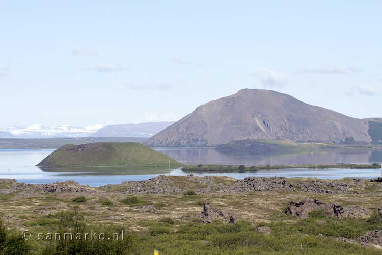 Uitzicht over Vindbelgjarfjall bij Mývatn het noorden van in IJsland