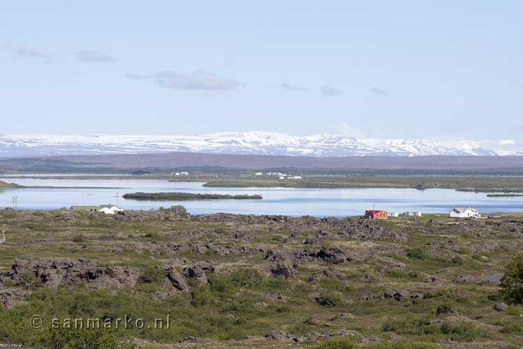 De schitterende natuur van het muggenmeer Mývatn in IJsland