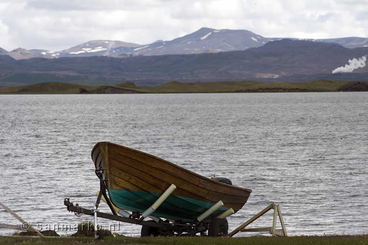 Een boot op een trailer bij het muggenmeer Mývatn in IJsland