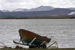 Een boot op een trailer bij het muggenmeer Mývatn in IJsland