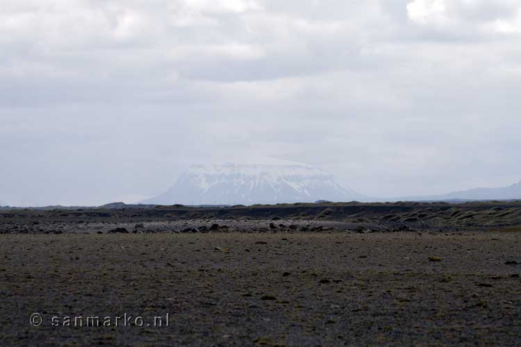 Uitzicht vanaf Mývatn op de berg Herðubreið (1682 m) in IJsland