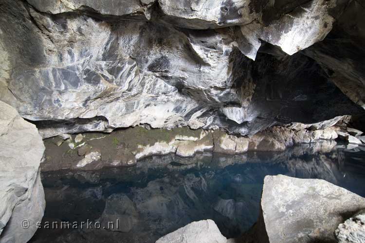 De natuurlijke bronnen van de Grótagjá grotten bij Mývatn in IJsland