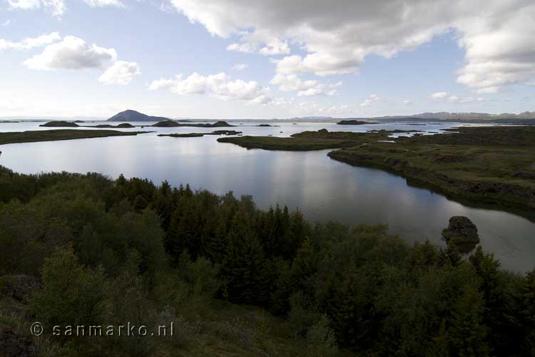 Uitzicht in de avond vanaf het wandelpad over Mývatn in IJsland