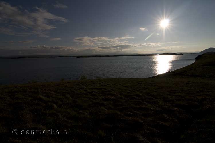 Uitzicht over Mývatn in IJsland rond 21 juni om middernacht