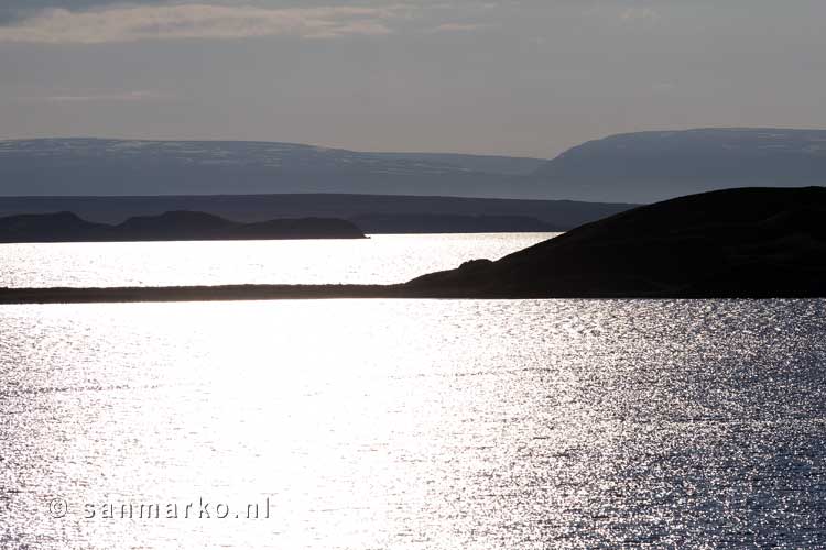 Uitzicht over het schitterende muggenmeer Mývatn in het noorden van IJsland