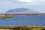 De grote berg Sellandafjall aan de andere kant van Mývatn in IJsland
