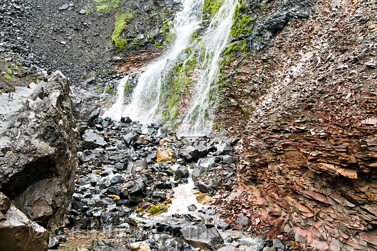 Het grillige karakter van de Ránagil kloof bij de waterval