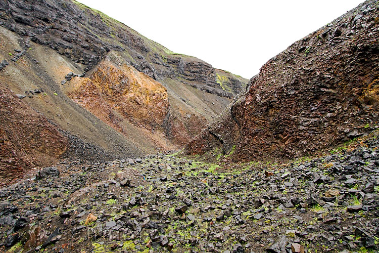 Zoek het wandelpad door de kloof Ránagil in IJsland