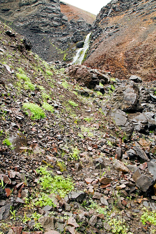 vanaf een afstandje de schitterende waterval in de kloof Ránagil