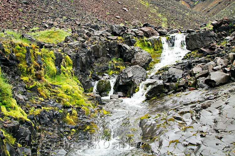 Een leuke kleine waterval in de rivier door de Ránagil kloof
