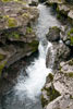 Een mooie kleine waterval richting de krater Rauðhóll gezien vanaf de brug