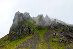 De optrekkende mist onthult de ware schitterende natuur bij Rauðhóll