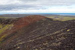 Aangekomen op de krater rand van Rauðhóll waar zwart en rood afwisselen