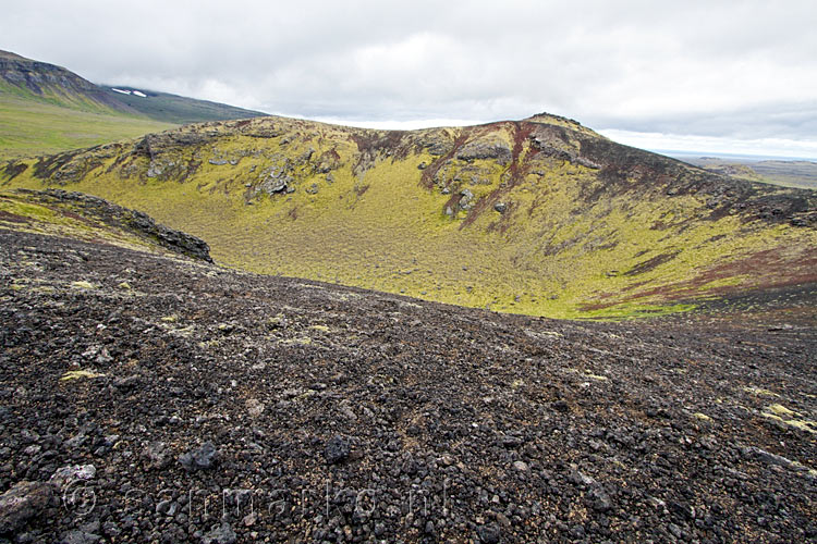 De mooie krater Rauðhóll tijdens de wandeling op Snæfellsnes op IJsland