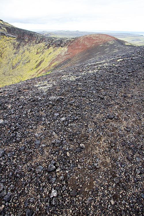 Het wandelpad over de schitterende krater Rauðhóll op Snæfellsnes