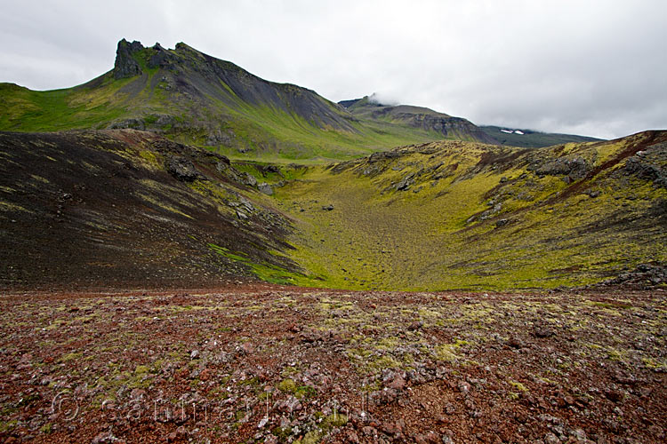 De kraterwand Rauðhóll en de lava bergen op Snæfellsnes op IJsland