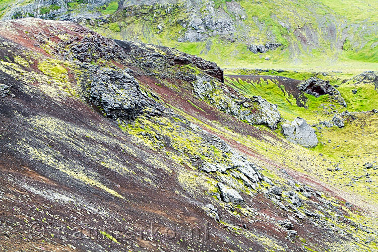 Wandelen door het kleuren spektakel bij Rauðhóll op IJsland