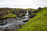 Wandelend langs een beekje zien we deze mooie waterval bij Rauðhóll