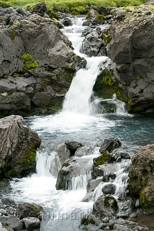 Een adembemend uitzicht van de waterval tijdens de wandeling bij Rauðhóll