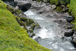 Door water uitgesleten gladde lava in de beek bij Rauðhóll op Snæfellsnes