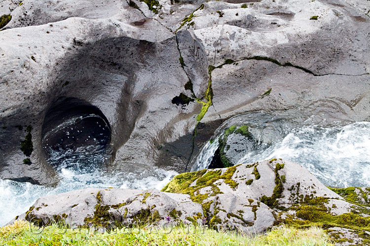 Mooie uitgesleten gaten in de lava in het beekje bij Rauðhóll op Snæfellsnes