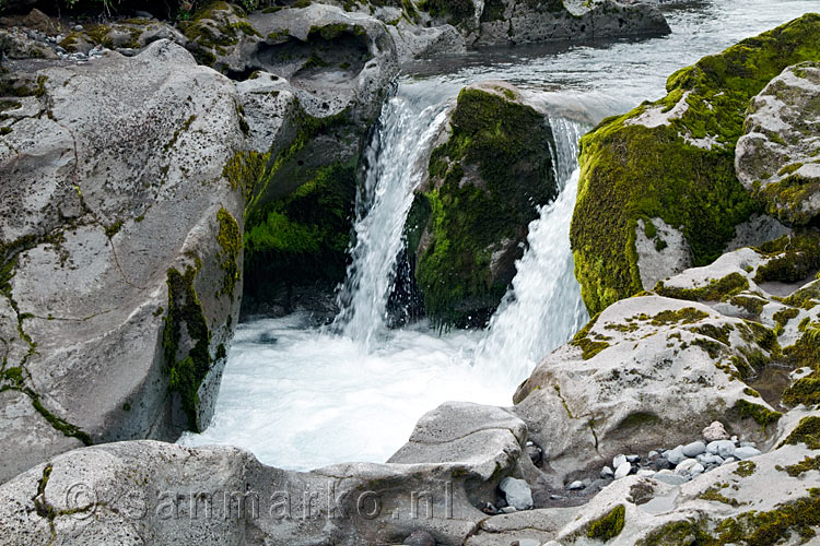 De beek bij Rauðhóll heeft verschillende leuke mooie watervallen op Snæfellsnes