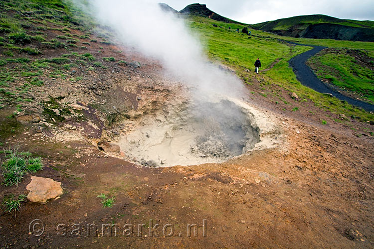 Aan het begin van de wandeling naar Reykjadalur de eerste solfatare