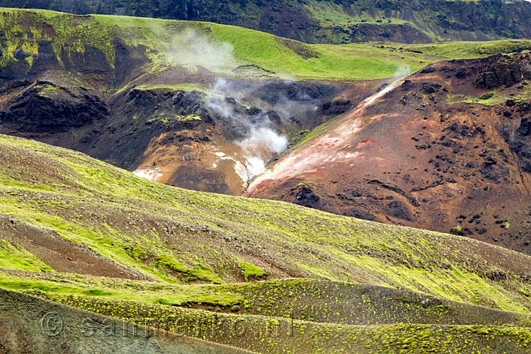 De schitterende stomende natuur in Reykjadalur door geothermische activiteit