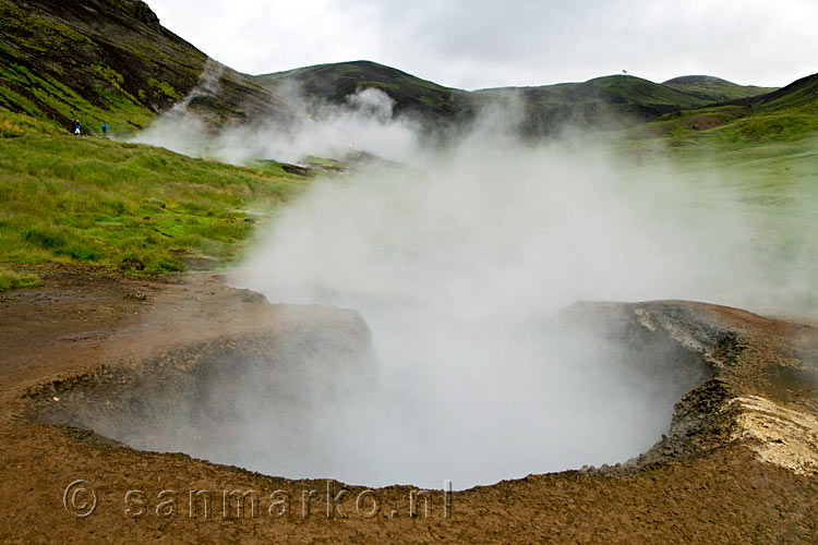 Stomende stinkende slijkpoelen langs het wandelpad in Reykjadalur