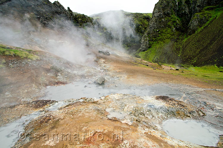 Het uitzicht over de stomende natuur in Reykjadalur vanaf het wandelpad